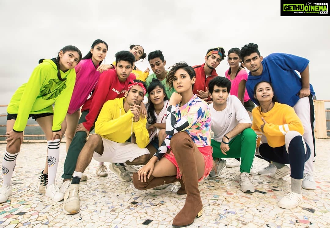 Shakti Mohan Instagram - Got my Gang š . #powerfultogether @nrityashakti COMING SOON . š· @sunilsraawat Love to @thehandmadefilms @partisth @trishita4 @mukesh_gupta18 @rozaranadance @leonel.sequeira @souravsharmaofficial @dancing_directioner @yash.kanojia_ @alinakazii @suru24_ @vidhi_maheshwari07 @tania_live_in_dance