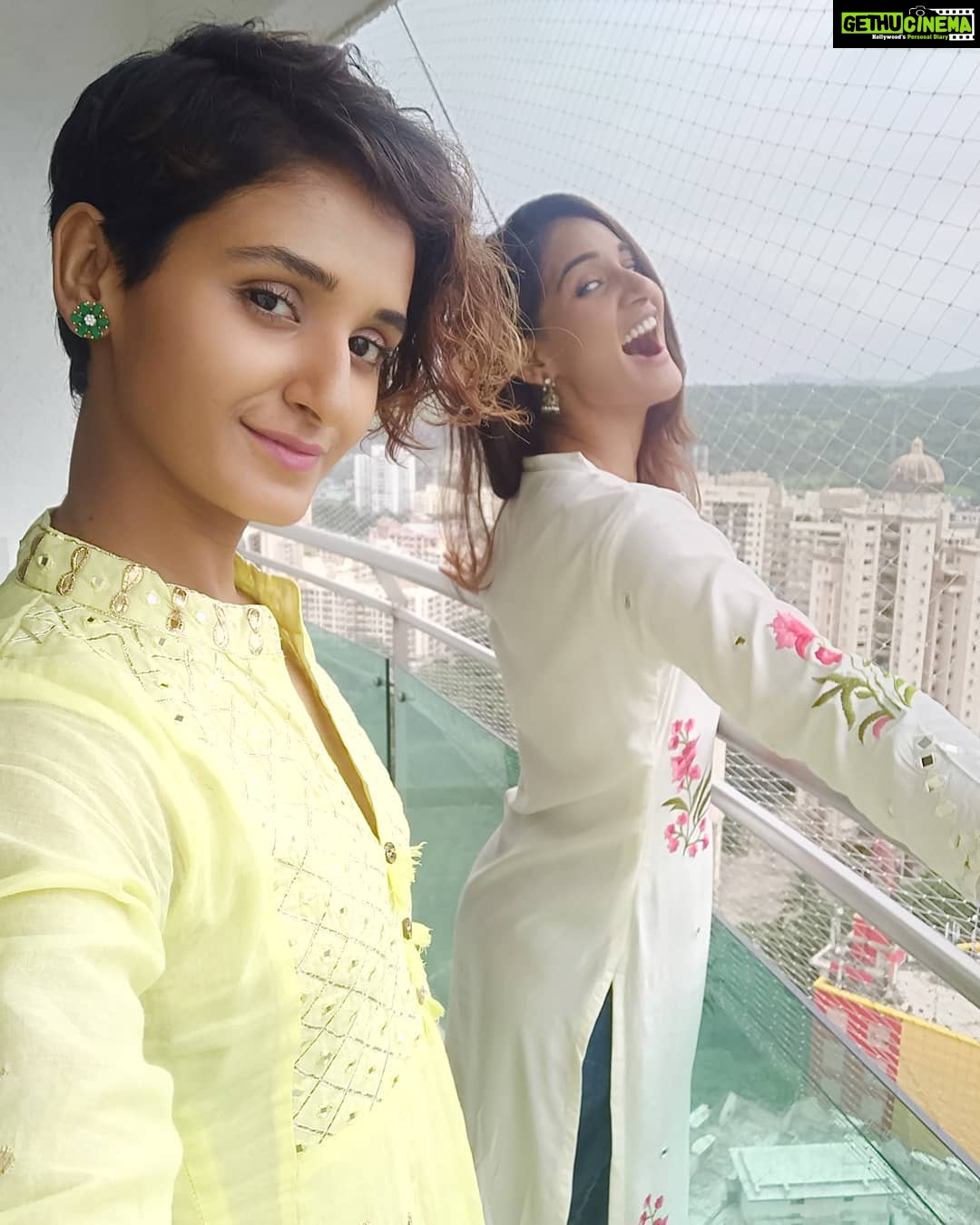 Shakti Mohan Instagram - Sama hai Suhaaana Suhaaana 🌿 Nashe Mein ....... Hai . Fill in the blank with your creative answers 👧🏻 in the comment below 😘😍😎 . . @muktimohan