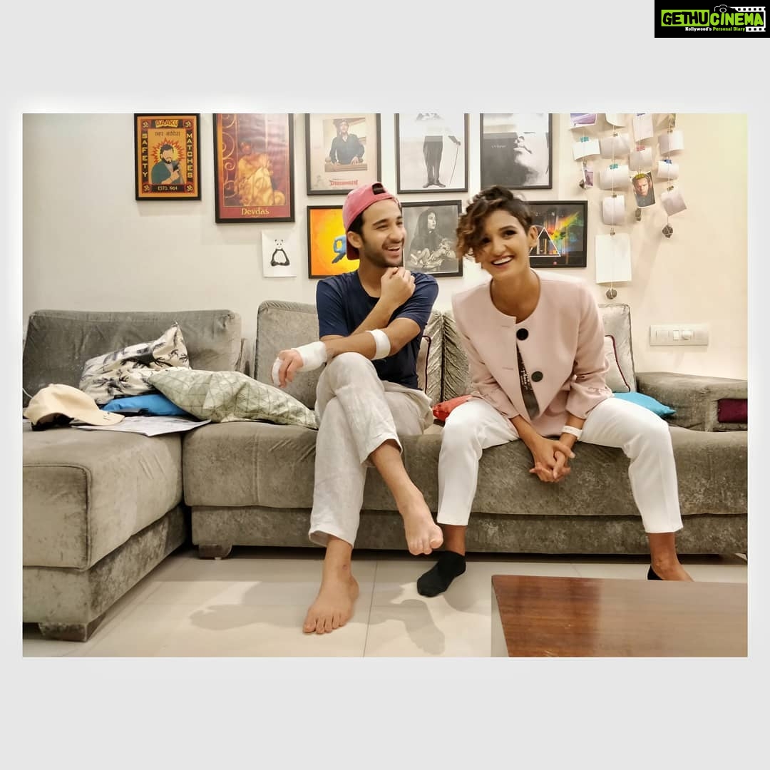 Shakti Mohan Instagram - Boys sit like this and Girls sit like that - Says who? . #findyourownways @raghavjuyal