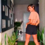 Shakti Mohan Instagram – LALALALA 💃💃💃
Cant help myself but dance to this song  @djjohngibbons #sweat as I walk by my Studio
Drop a ♥️ emoji if you liked it