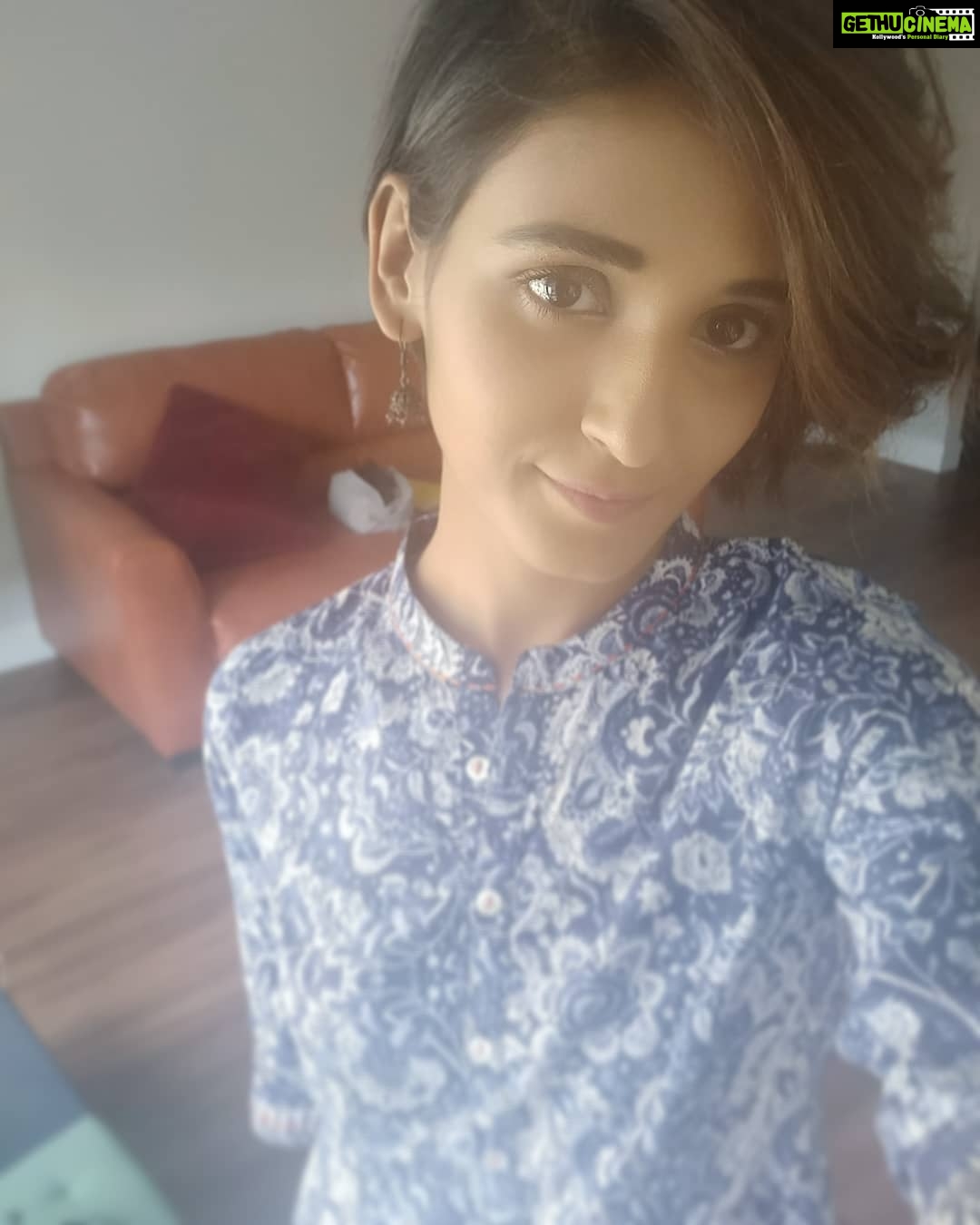 Shakti Mohan Instagram - Dedicating this post to my friends and family for insane support always... I am so touched and overwhelmed to see you all at @nrityashakti right now. Thank you and love you guys soooooooo much @imouniroy @salmanyusuffkhan @punitjpathak @raghavjuyal @muktimohan @neetimohan18 @kmohan12 #worlddanceday #nrityashakti