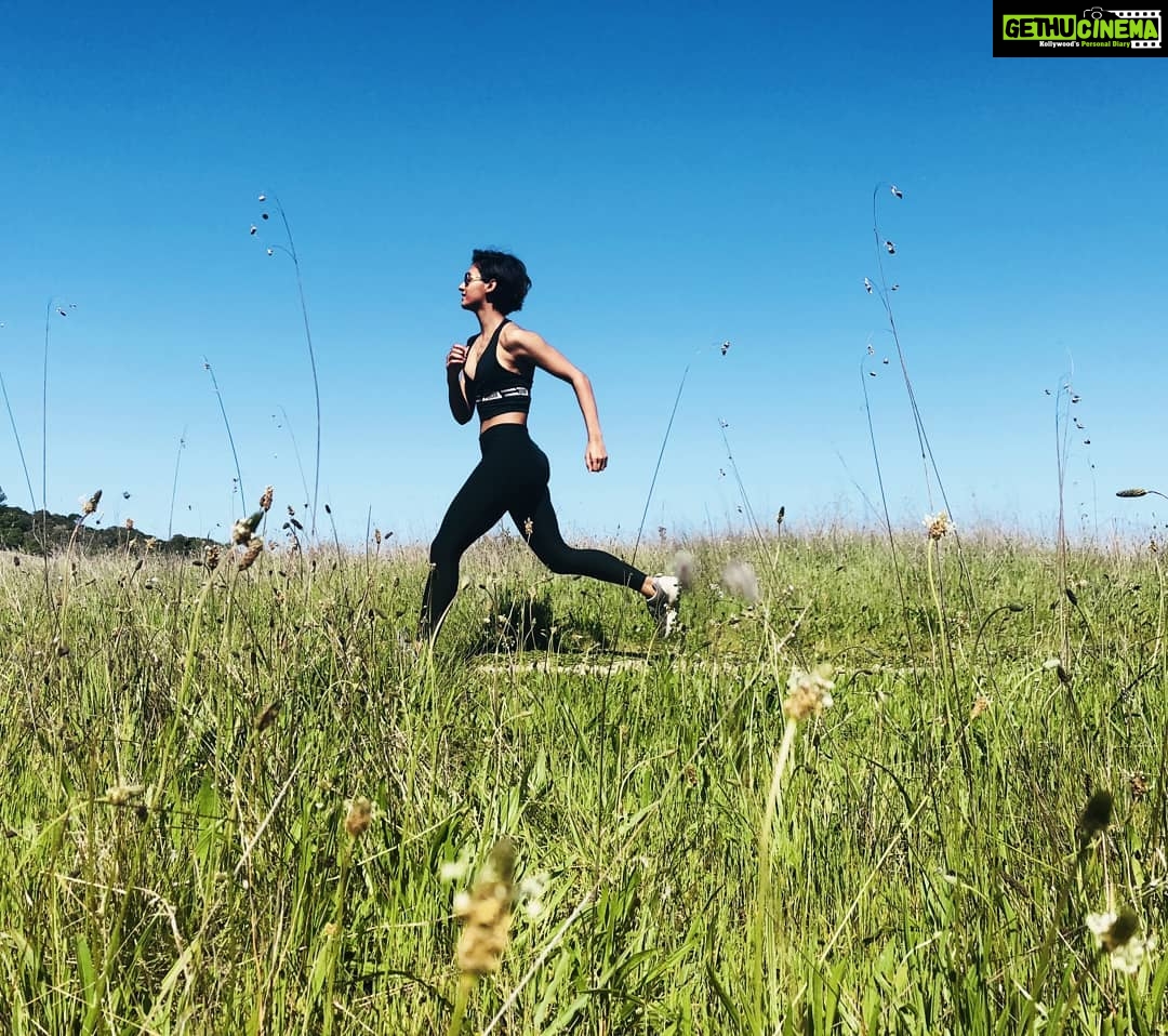 Shakti Mohan Instagram - How a dancer treks ☀️ Photo credit 😎 @rickle.paruthi