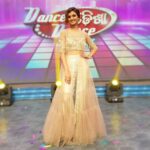Shakti Mohan Instagram - It got emotional when I had to make the winner of Dance Orissa Dance wear sunehri takdeer ki topi. It seemed like just yesterday when I was on the other side. Enjoyed being a Grand Master here 😎🤗😍 Thank you @zeetv_official for giving dancers a platform that changes lives. @remodsouza @terence_here Geeta Ma, @dharmesh0011 @punitjpathak @raghavjuyal Extremely grateful ❤ Outfit @azulibynikki Jewellery @curiocottagejewelry Footwear @rossobrunelloofficial Styled by @saachivj Odisha