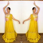 Shakti Mohan Instagram - Bauji... Aapki ladki jawaan ho gayi Uska byah racha do 😂 Performing tonight 😍 Choreography by @rishikaysh01 @neerajnavare.makeupartist @anitashil1989gmail.com9186 Outfit and styled by @saachivj Assisted @meghakothari Jewellery @aquamarine_jewellery Filmistan