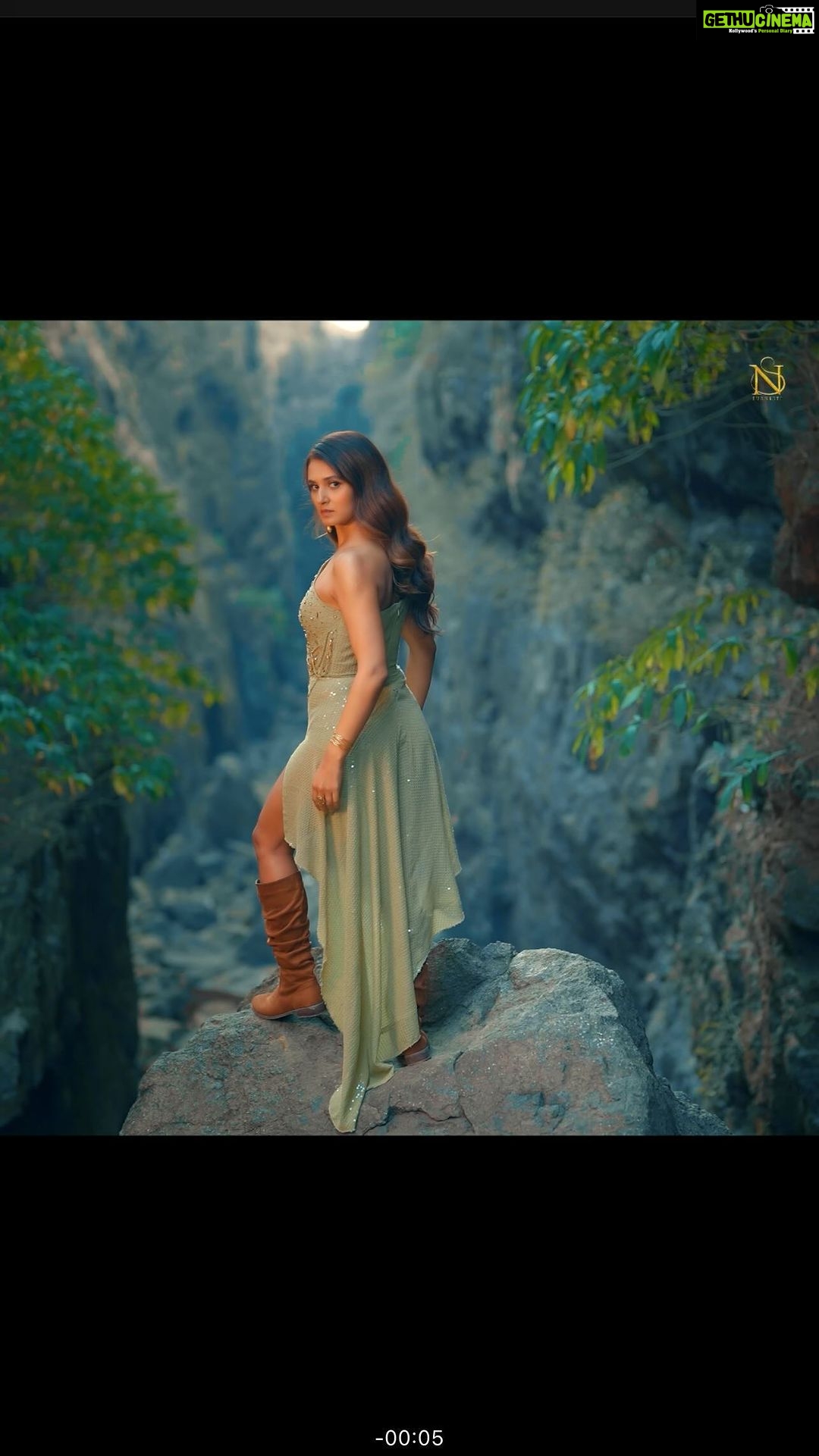 Shakti Mohan Instagram - Girls... Girls... Let's go π₯ Starting a revolution "Naari" Stay tuned π€π» Song out 4th March β22 Singer: @neetimohan18 Music: @abhijitvaghani Music on @surneetimusic Lyrics: @shlokelal Directed by: @mohanshakti D.O.P & edited by: @souravsharmaofficial Costume Designer: @officialsaishashinde Photography by: @avigowariker Styled by: @stylebysaachivj Starring: @neetimohan18 @mohanshakti & @muktimohan Song recorded by @rumdeabhay @purple_haze_studio Song Mixed by @mixedbyaftab Executive Producer: @premavshetty & Yogesh Singh Asst. Choreographer: trishita4 Featuring artists: Uproar theuproar_ trishita4 @aarya._3 @japikaa @mahima._m @joshreeya & @simran_khanwani Dancers : @adiyerrr @aditya_dlumi7 @ashu_khadse @chinmay3108 @monty_mandal @pankajshinde21 @yash.l.amin @yash.vardhan94 Direction Team Chief Assistant Director: @s_kautia Assistant directors: @janhavinsane & @yash.l.amin Drone Operator: Ujwal Gupta Camera Attendants: Ranjeet Singh & Sandip Yadav Lightmen: Subash & Shankar DI Colorist: Onkar Singh Art Director: @nagendraduhey Graphic Designer: @kheracreations Production Assisted by: @_shraddhabobade_ Production Head: @jatin_saxena.17 Production Assistant: @official.tawseeff Line Producer: Amit Kulkarni Designer Assisted by: @suyash_soundalgekar Assisted by: @nehha_o Makeup Artist: @neerajnavare.makeupartist Makeup Asst: @ritickasjalan Hair Stylist: @dwyessh_hairwizard Hair Asst.: Archana Naik & @aaliyahussainhairmakeupcreator Spot: @japtap721 Drivers & Runners: Vinod Pal & Ali Sher Shiekh Special thanks to @salmanyusuffkhan for his relentless support. Big thanks to @vaibhav_dnyaneshwar_khaire Thank you Mantaraj Paliwal ji & Mukesh ji for showering their love to Naari. @mantraraj.paliwal Studio partner @nrityashakti @muktimanch #NAARIxMohanSisters #InternationalWomensDay #Surneeti #NeetiMohan #ShaktiMohan #MuktiMohan #Naari