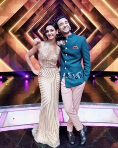 Shakti Mohan Instagram - Rags & Shaks 😊 @officialswapnilshinde @neerajnavare.makeupartist @saachivj @qubamariaa
