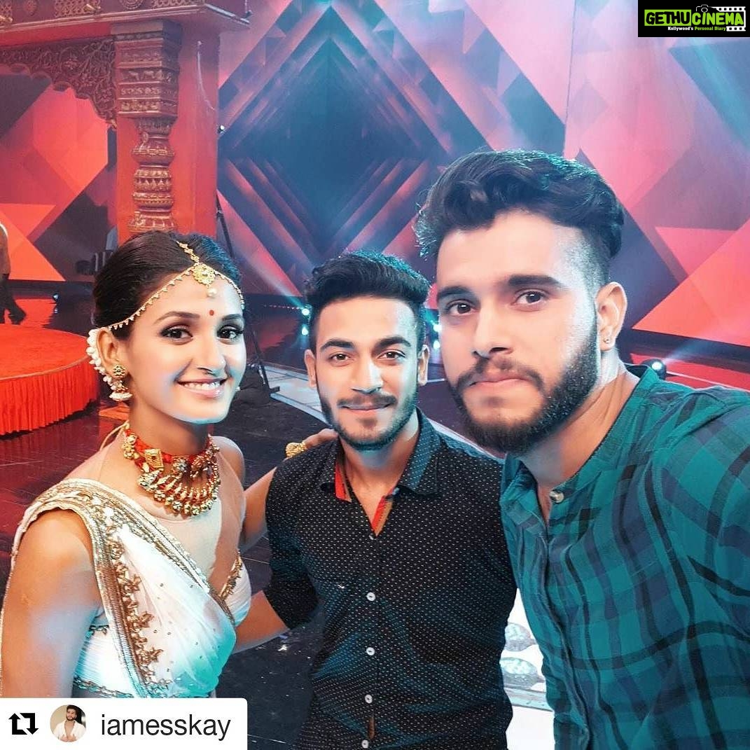 Shakti Mohan Instagram - Look who came to visit... Mere season 2 ke stars Bandits š So good to see you guys again. #Repost @iamesskay ć»ć»ć» Smiles says it all.... We feel so happy everytime we meet her, so positive she is, cuteness š we really miss performing in Team shakti @mohanshakti mam.... thankyou so much for making us a family šš» P.s - i smile like this š