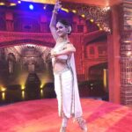 Shakti Mohan Instagram - I look like my mom here 😍 Love you mattu Performing with my gorgeous girls #ShriRamNatakaNiketan and @houseofsuraj Bharatnatyam and Waacking jugalbandi #DancePlus3 @starplus @dsouza6486 Killer outfits you have made for Grand finale. Lovvvvve them❤