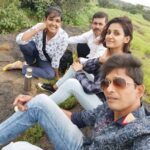 Shakti Mohan Instagram - Masttaaa hotos 😛 I am a wanna be Marathi now With my gang @kmohan12 didi Ram bhaiya (humare daredevil driver) aur Satara ka taara Santosh Dada 🤗 Chilling in Kaas plateau of flowers... Lovelyyyyy place