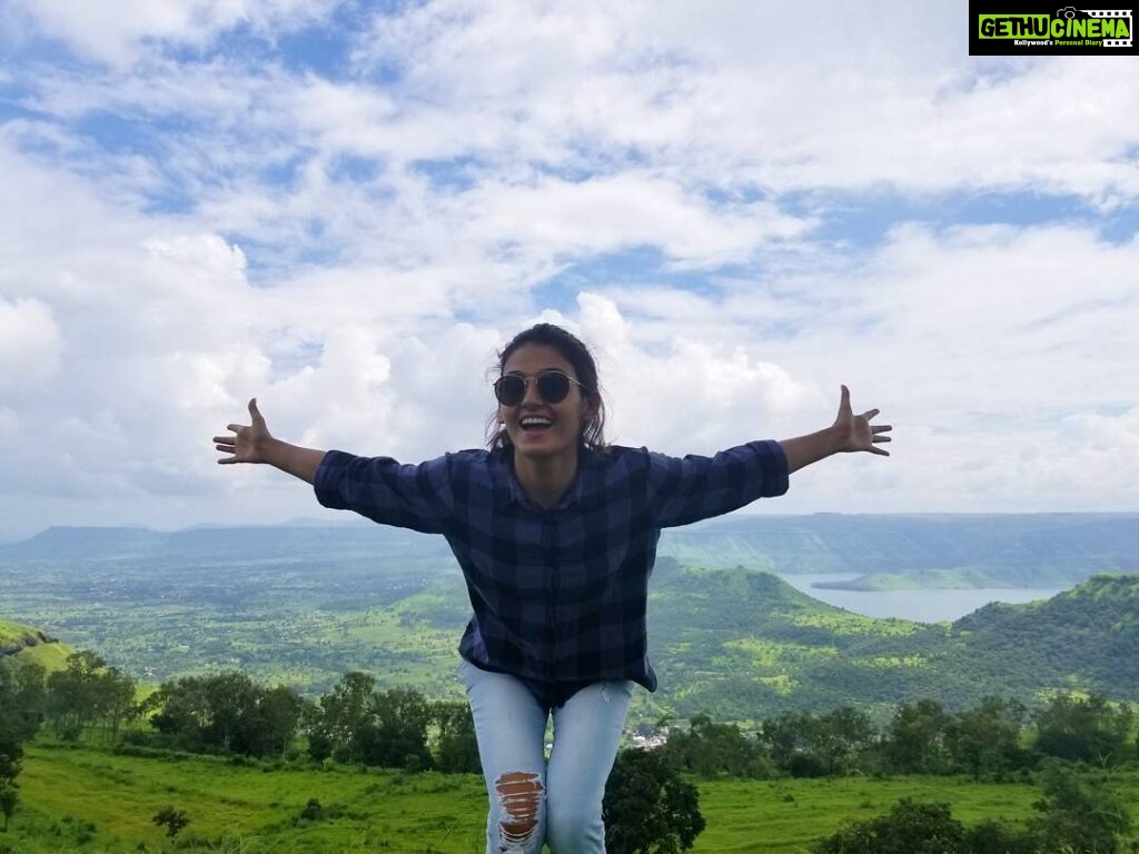 Shakti Mohan Instagram - Satara - Sooooo damnnn beautiful Gorgeous unbelievable place... We have our own lil Switzerland right here just a few hours away in Maharashtra but sadly we don't know about it. Insane view 😎 Love my country Jai Bharat Jai Maharashtra Jai Satara 🤗🤗🤗