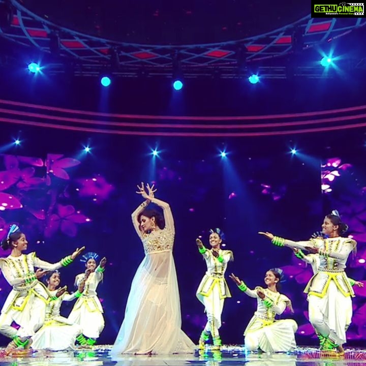 Shakti Mohan Instagram - Almost impromptu performance on Apsara Ali with #ShriRamNatakaNiketan #danceplus3 Can't wait to dance with these girls in finale 😊