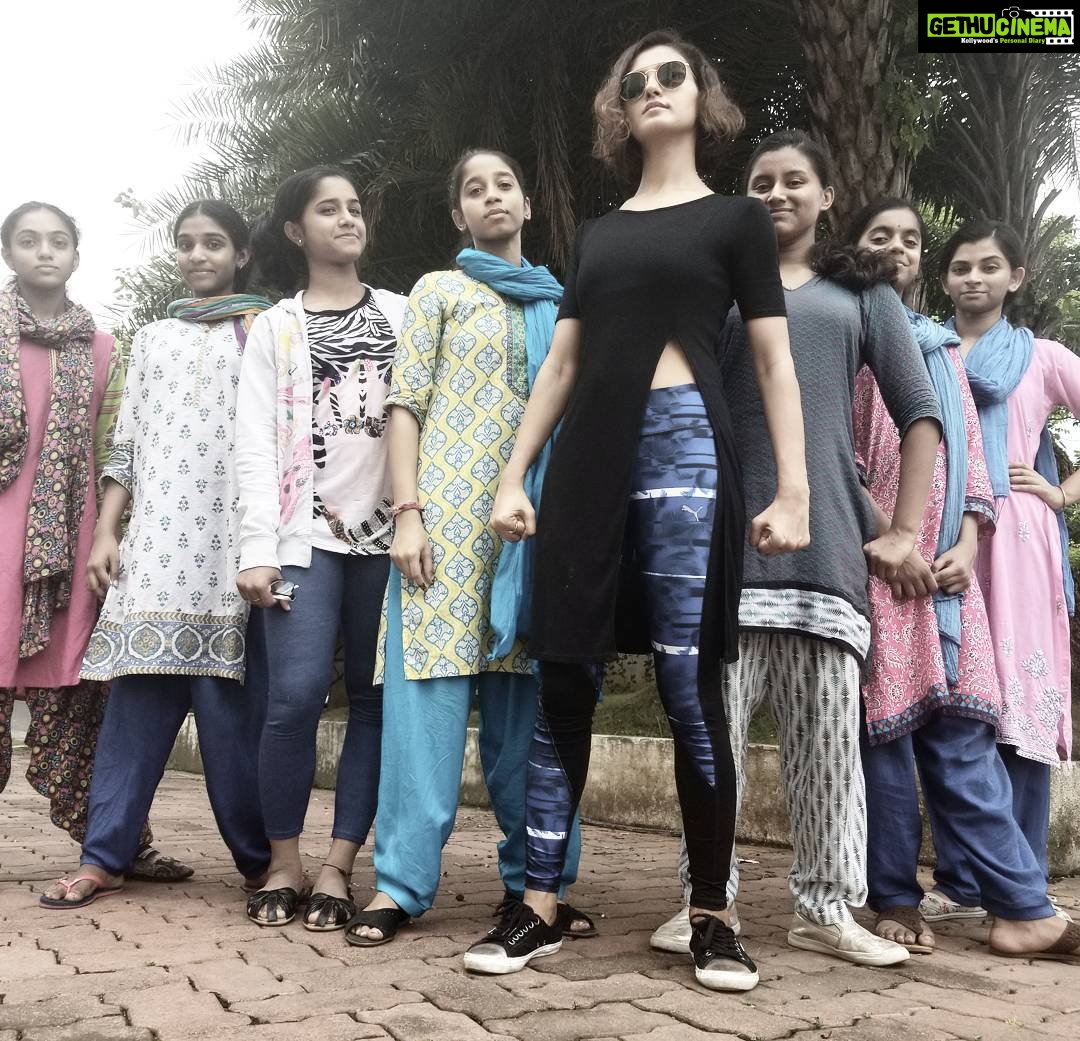 Shakti Mohan Instagram - Meri Dhakkad choriyan 😍 Shri Ram Nataka Niketan stands for Indian culture, girl power and pure talent. These teenage girls are trained in Bharatnatyam for 8 to 11 years. I am so inspired by their dedication to our Indian classical form. Your support can create an iconic moment in indian dance reality world by making Indian dance form win a show for the first time in our country. You can become a part of this change by voting for them starting tonight at 8pm to Monday 8am. One missed call 🤘18005321104 #danceplus3 @starplus Thank you Appreciate it 🤗
