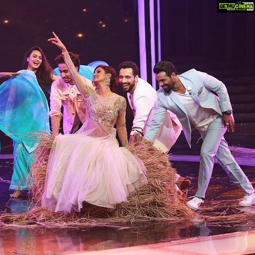 Shakti Mohan Instagram - Itni shiddat se dhakka maara hai sabne... 😜 MOST HILARIOUS 😂😂😂 @remodsouza sir @raghavjuyal @punitjpathak #danceplus3