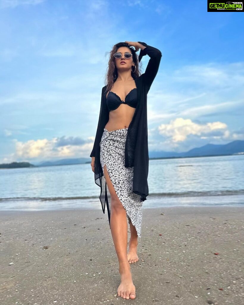 Shakti Mohan Instagram - I want to say this with all my heart that I am so grateful that you’ve made every moment of this journey sooooo priceless with your support 🙏🏻 Your love means the WORLD to me 🙌🏼 Thanks for all your beautiful wishes for my birthday 🥳 Love you & God bless 📷@muktimohan @cintacorislandresort 🌊 @coastalinofficial 🏝️
