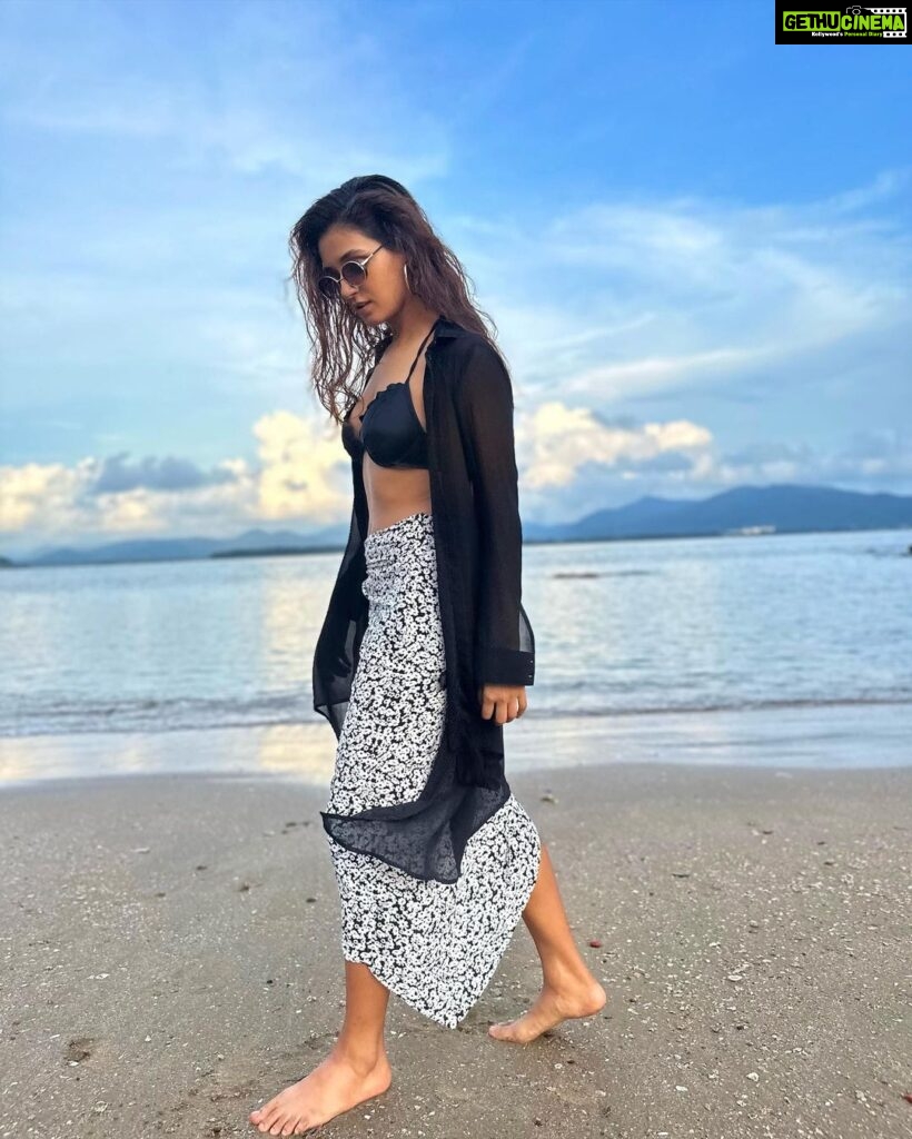 Shakti Mohan Instagram - I want to say this with all my heart that I am so grateful that you’ve made every moment of this journey sooooo priceless with your support 🙏🏻 Your love means the WORLD to me 🙌🏼 Thanks for all your beautiful wishes for my birthday 🥳 Love you & God bless 📷@muktimohan @cintacorislandresort 🌊 @coastalinofficial 🏝️
