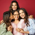 Shakti Mohan Instagram - Momma Claus 🤶🏻🎄 Merry Christmas everyone✨ @kusum8114 #EdibleMumma @neetimohan18 @muktimohan 📸@nikhilshenoyphoto @neerajnavare.makeupartist @dwyessh_hairwizard