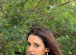 Shakti Mohan Instagram - These colors got me posing 🦄