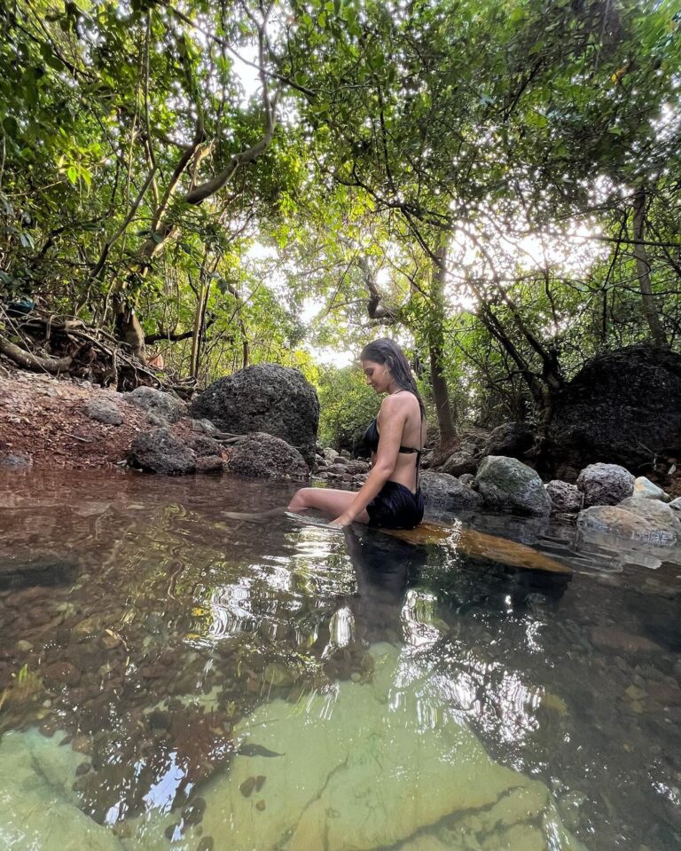 Shakti Mohan Instagram - we travel not to escape life but for life not to escape us 🍃 📷 @emiliecaillon @dharmesh0011 🤘🏼 #havingthebesttime #lovewater