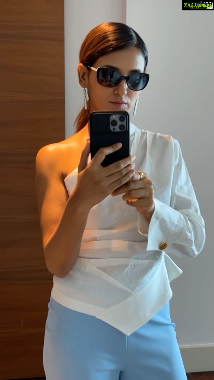 Shakti Mohan Instagram - from dunes to many moons π gotta dance to new tunes π» when ya friends r total loons π§ have to travel again soon ππ½ββοΈ #attempttorhyme π€ @vintiidnani @alishasingh.official Super duper tripβ¦ all thanks to @pickyourtrail π @visit.dubai @waldorfdubai @atmospheredubai @dinnerintheskyuae #visitdubai #hiltonmemories #dreamwithus #waldorfastoria #unwraptheworld #letspyt #setyourselffree #pickyourtrail