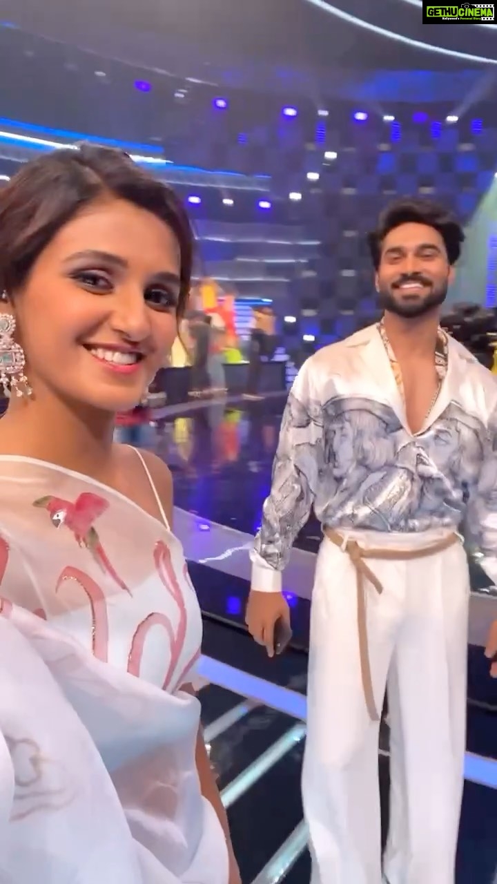 Shakti Mohan Instagram - Live⚡️from the sets of D+ Missing this energy 🙃🤓 #bestpeople 🤩 @remodsouza sir @salmanyusuffkhan @punitjpathakofficial @raghavjuyal @tranjeet @huzefaqaiser @vikrantthakur @sugandhamishra23 @poonamsandher @vibhorratna @palakmehra06 @premavshetty @mitavaswani @dwyessh_hairwizard @aaliyahussainhairmakeupcreator @jagtap721 @paulmarshal @ashutosh_1505 @rohitfictitious @swapnil_mandavkar88 @columbus.singh and all the artists #grateful 😇 Do watch the show @starplus every Sunday🌈 or anytime on @disneyplushotstar 💻