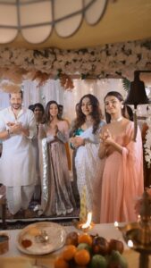 Shakti Mohan Instagram - Neeti didi has created two very beautiful Aartis for ganpati 🙏🏻

Aarti Karito & Jai Ganesh Deva is out now 
Check it out in her bio 🌻

Lots of love to your family 🙏🏻

@neetimohan18 @nihaarpandya @kmohan12 @muktimohan @bms.brijmohan @kusum8114 @thisisriyaaaa @arunaagarwal34 Uttam ji & Mallow 💕

📹@souravsharmaofficial 

Special thanks to @mitavaswani @aaliyahussainhairmakeupcreator @madsamtinzin @azotiique 
@stylebysaachivj @sanzimehta777 #ganpati #family