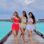 Shakti Mohan Instagram – strollin with my BaeYoncés 🤙🏼

@holidays2cherish 🦋
@thestandardmaldives 

Designer @aartivijaygupta 👙
Stylist @isolatednee @_trishasadh 
#holiday2cherish #h2c #travelwithh2c