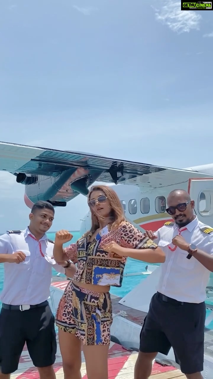 Shakti Mohan Instagram - ✈️ But first let’s do a dancefie 👨🏻‍✈️💃🏻👨🏽‍✈️made the pilot and captain dance 😂 @veee7 @mibu.nazeem You’al have to see it to believe it!!! Absolutely magical views and an experience you wouldn’t want to miss in Maldives!! 🏝🌊✈️ @muktimohan @kmohan12 #sisterstrip @transmaldivian @pickyourtrail #transmaldivian #tma #TMAexperience @camy1411 @styledbyanna137 @bigcee_fashionfirst