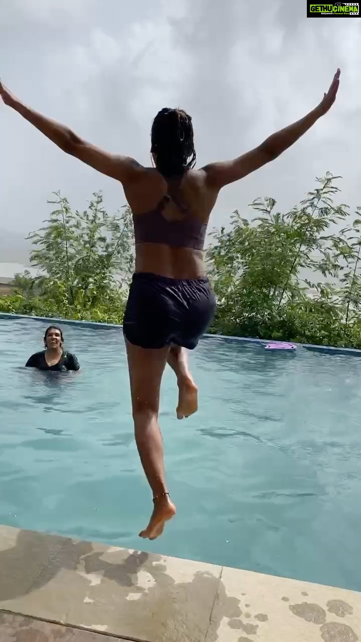 Shakti Mohan Instagram - Perfect day 🏊🏼♀️☀️🌧🐕🌿 #sundayfeels @muktimohan @kmohan12