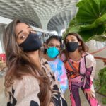 Shakti Mohan Instagram – 📸 Paparazziiiiii & Mummyrazziiii 😂

#airportlooks be like 🙃
@muktimohan @kmohan12 🕺🤷🏻‍♀️

Super thanks to @indigo.6e ✈️@pickyourtrail 🏝 for making this trip supa awesome for us 😎
#sisterstrip 💫

Thank you 🌸 @camy1411
@styledbyanna137 
@madaboutfashion_kejal 👒
@angelcroshet_swimwear 💃🏻
@madaboutfashion_kejal 🌻