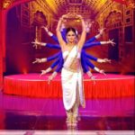 Shakti Mohan Instagram - 🇮🇳🙏🏻 #throwbackthursday It’s such a beautiful feeling performing an Indian dance form. This one is really memorable because I got to perform with these super beautiful girls from Shri Ram Nataka Niketan, Hyderabad. You girls are pure souls with so much talent and devotion 🌸 I hope to see you girls soon... #godblessyou #danceplus Will start learning #bharatnatyam again 💫