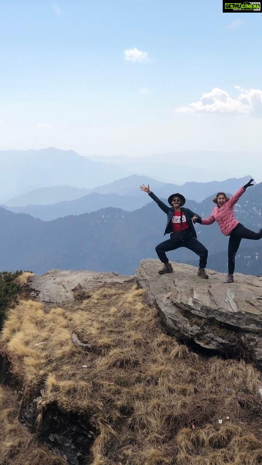 Shakti Mohan Instagram - This is incredibly special for me 🏔️ On this amazing #earthday I want to share the most AWESOME journey we took, it was mentally and physically exhausting and by far the most challenging thing I ever did. I was trekking on snow for the very first time and that too Chandrashila trek on the day there was a storm...🌨️ I never felt more alive 🥶 Things we have done that day to get down 🙈 😆 This experience made me learn so many things about me and I can't wait to get back there again. So grateful to my pahadi friends who welcome us everytime and take us to these gorgeous places @raghavjuyal @ivanshu_k Dhruv @farak_ni_pdta @priyalgoyal @abhinavchatwal @prakshep.bisht @alishasingh.official #uttarakhand ♥️ #throwback I wish to travel the whole world 🌍 Happy Earth Day 🌿 #ourhome