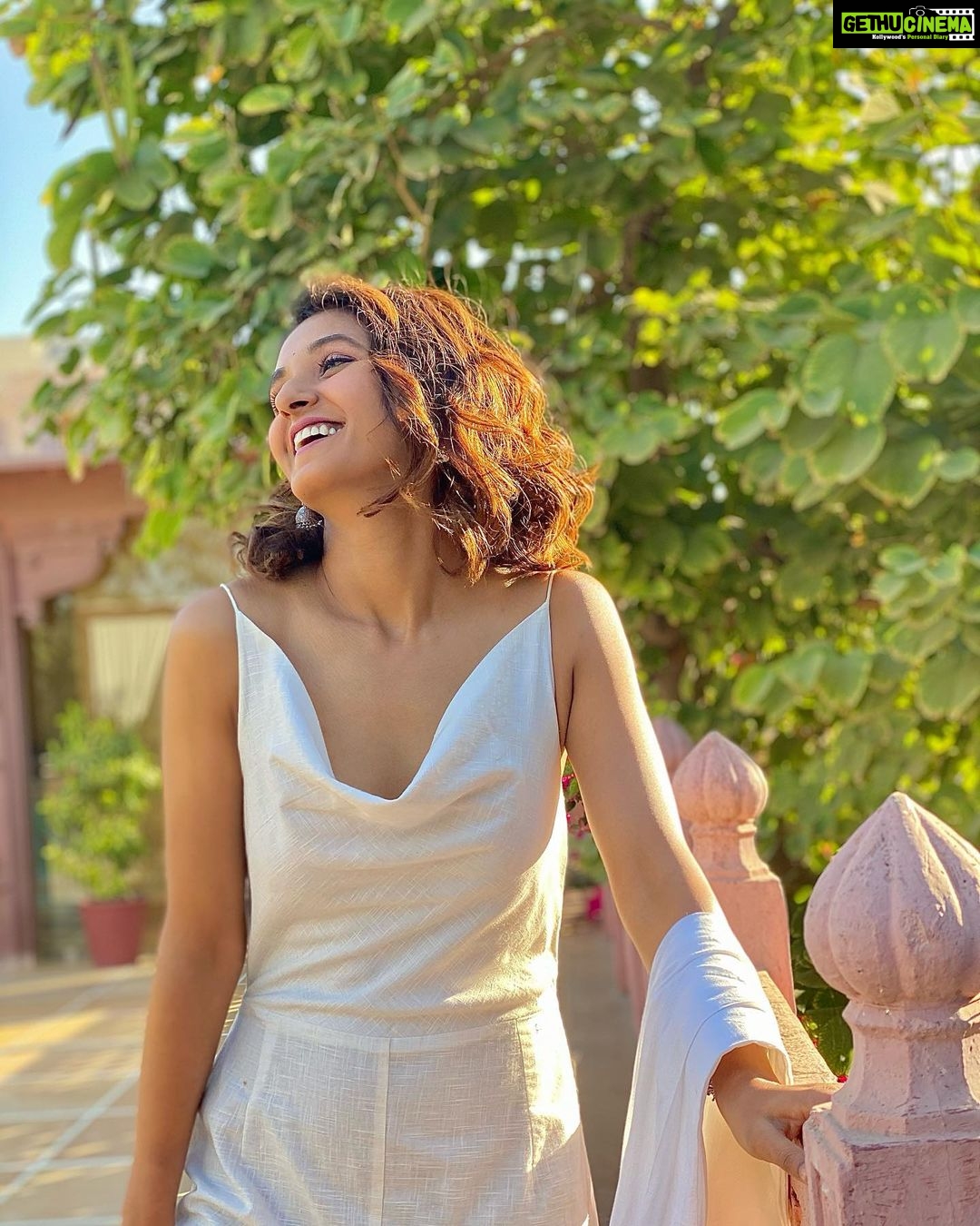 Shakti Mohan Instagram - I am living a thousand miracles every moment ✨ Thank you for this wonderful life, for giving me a beautiful family, loving and supportive friends, things I could not even dream of, are there in my life right now. It is “All about turning lil ordinary moments into ExtraOrdinary” 🌸 It’s your precious life - Make every moment count 💫 #worldhappinessday #gratefultobealive