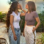Shakti Mohan Instagram – From dis to dat 👉🏼 in seconds @muktimohan #sisterosis 🎀