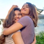 Shakti Mohan Instagram – From dis to dat 👉🏼 in seconds @muktimohan #sisterosis 🎀