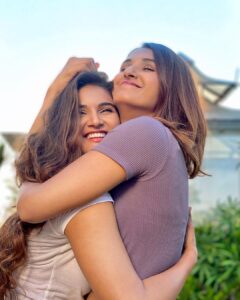 Shakti Mohan Instagram - From dis to dat 👉🏼 in seconds @muktimohan #sisterosis 🎀