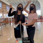 Shakti Mohan Instagram – Jaaye Jaaye kahaan jaaayein??Jawaani phir na aaye🤪🤪
@muktimohan 
📷@kmohan12 #airport #worldisyourstage