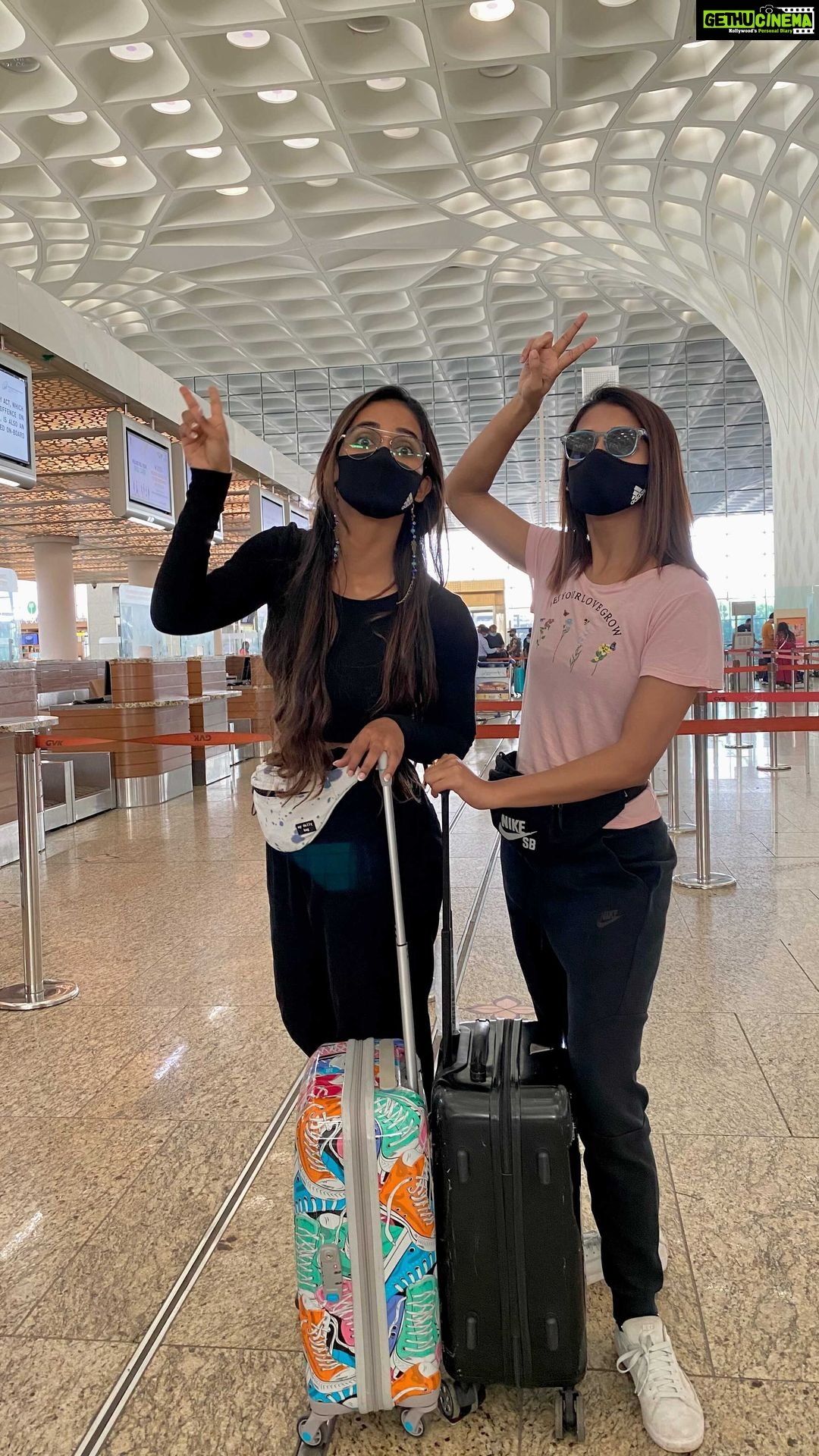 Shakti Mohan Instagram - Jaaye Jaaye kahaan jaaayein??Jawaani phir na aaye🤪🤪 @muktimohan 📷@kmohan12 #airport #worldisyourstage