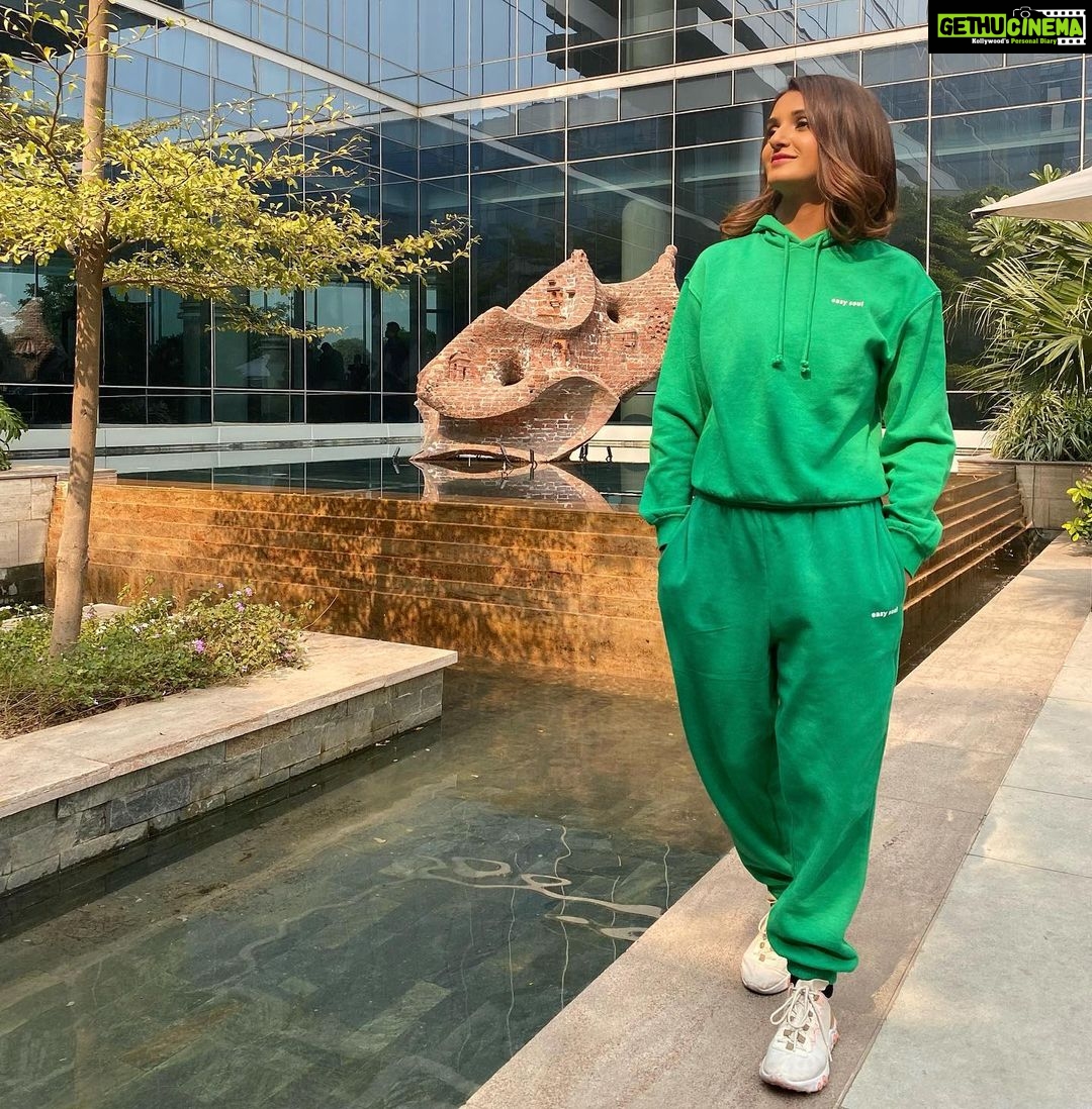 Shakti Mohan Instagram - How I am outside vs ππΌ canβt keep calm when I see water ππΌββοΈ