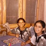 Shakti Mohan Instagram – Golu Chiku playing 
Saanp Seedhi 🐍🎲 
Good old magical days growing up with my lil one🌻
Do you have any #snakeandladder memories?
I remember 99 pe 🐍 hota tha, 😩right? 

.
#sunday #familytime @muktimohan Memory Lane