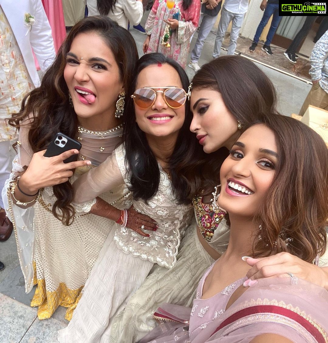 Shakti Mohan Instagram - π₯³ Missing Shaadi vibes π· Yaaaaar... koi toh shaadi karlo π π Had such an amazinggggg time in Pathak-Moony wedding #psenitak Btw, We were the #overdressed girls in this partyπ€«π» @muktimohan @imouniroy π
Ok more importantly tell me, Who do you guys think will be next to get married π€·π»ββοΈπΊ