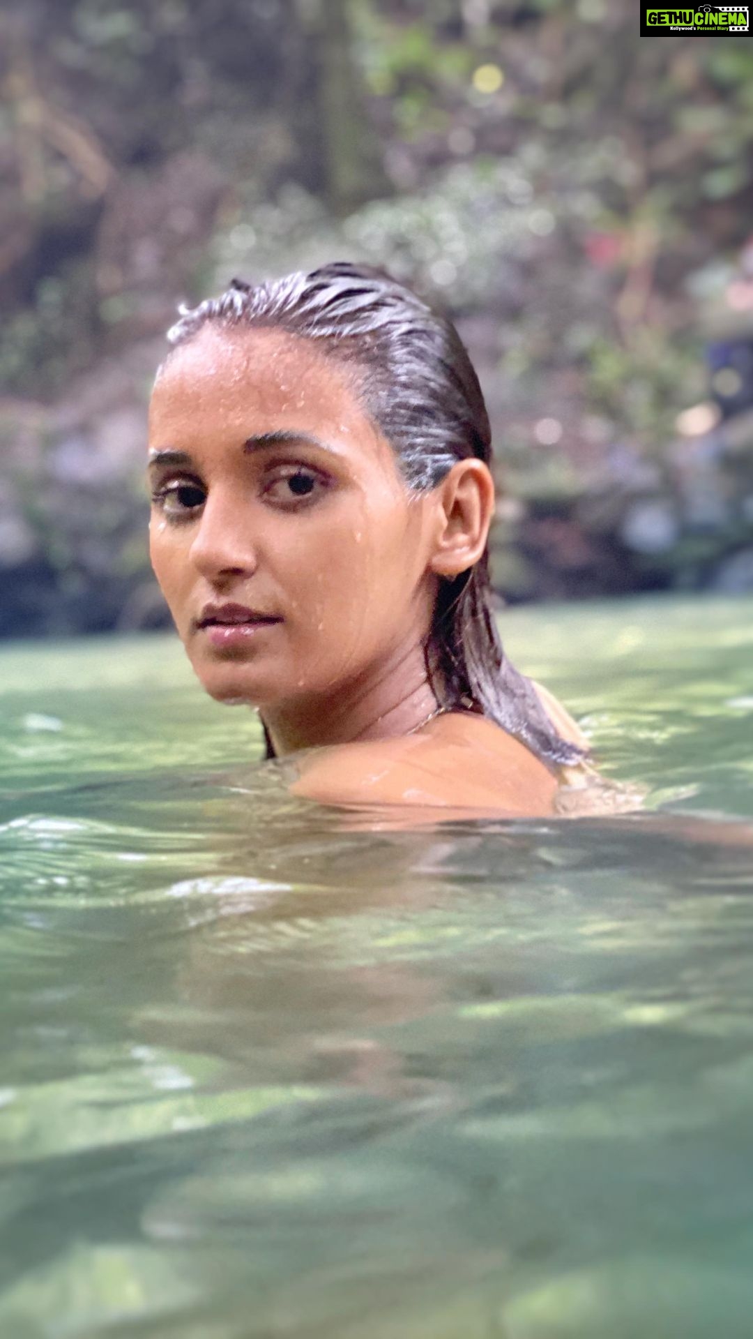 Shakti Mohan Instagram - Deeply in love π When we were there @salmanyusuffkhan @alishasingh.official kept calling me #waterbaby Hahahahah I accept it now. I love being in the water and I am missing it so much now. Letβs go again ππ»β¨ #besttripever #goa