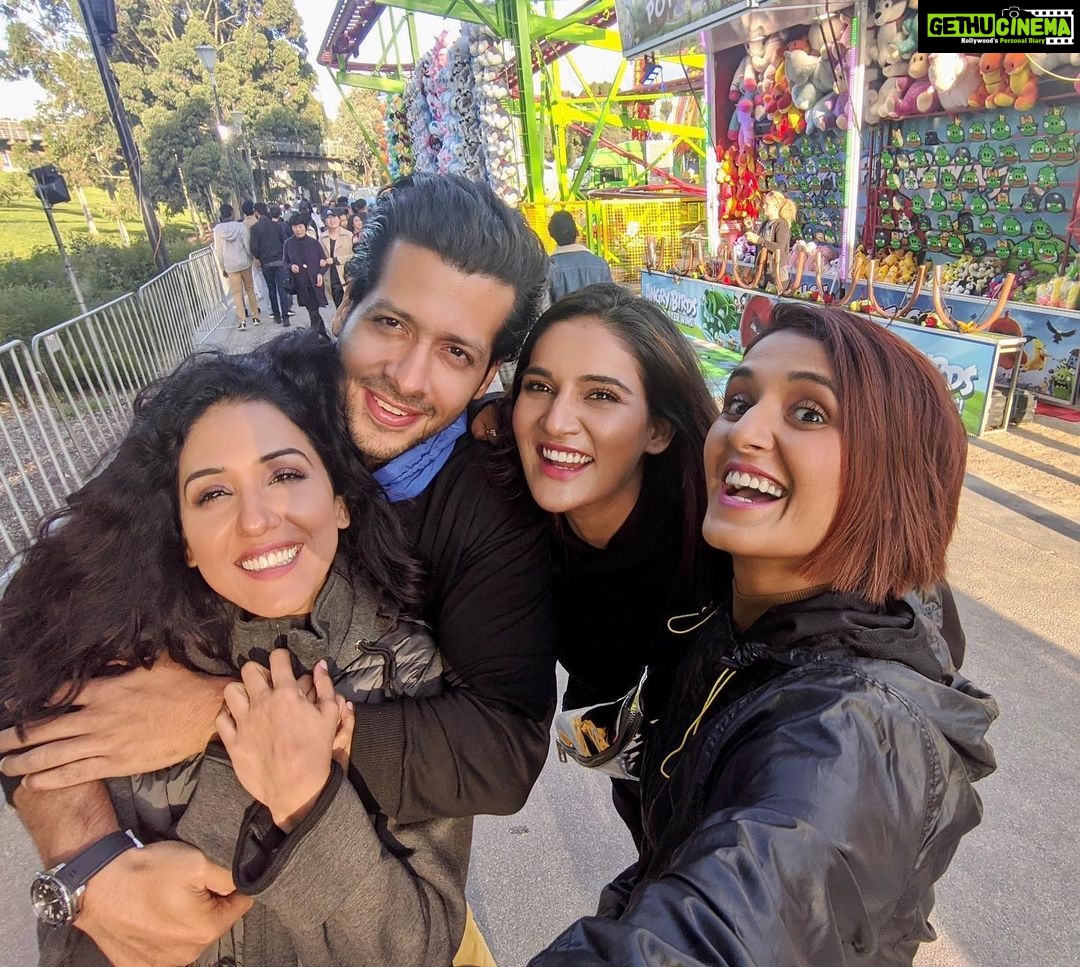 Shakti Mohan Instagram - Arey suno mere yaar, chahe koi bhi ho vaar, som mangal budh guru shukr shani ya ravivaar, kahin nahi aisa pyaar, jahan saath main parivar ab ye padho baar baar 🤣 - anonymous 😷🙄 @nihaarpandya @neetimohan18 @muktimohan #flashbackfriday #australia