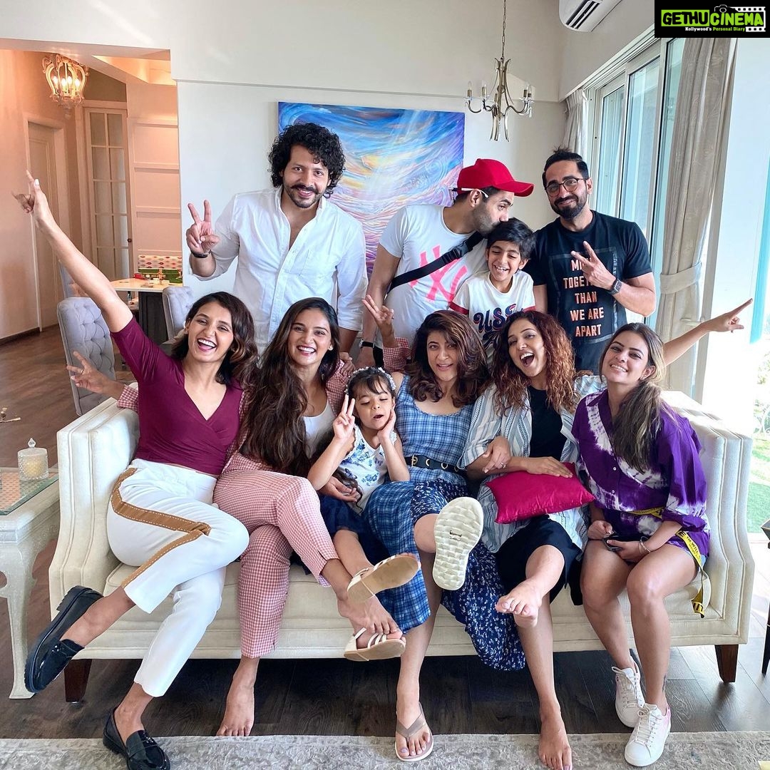 Shakti Mohan Instagram - Khurranas & Mohans ✨ #sunday #familytime @tahirakashyap @ayushmannk @aakritiahuja @aparshakti_khurana @neetimohan18 @nihaarpandya @kmohan12 @muktimohan Viraj & Virushkiii 🎀