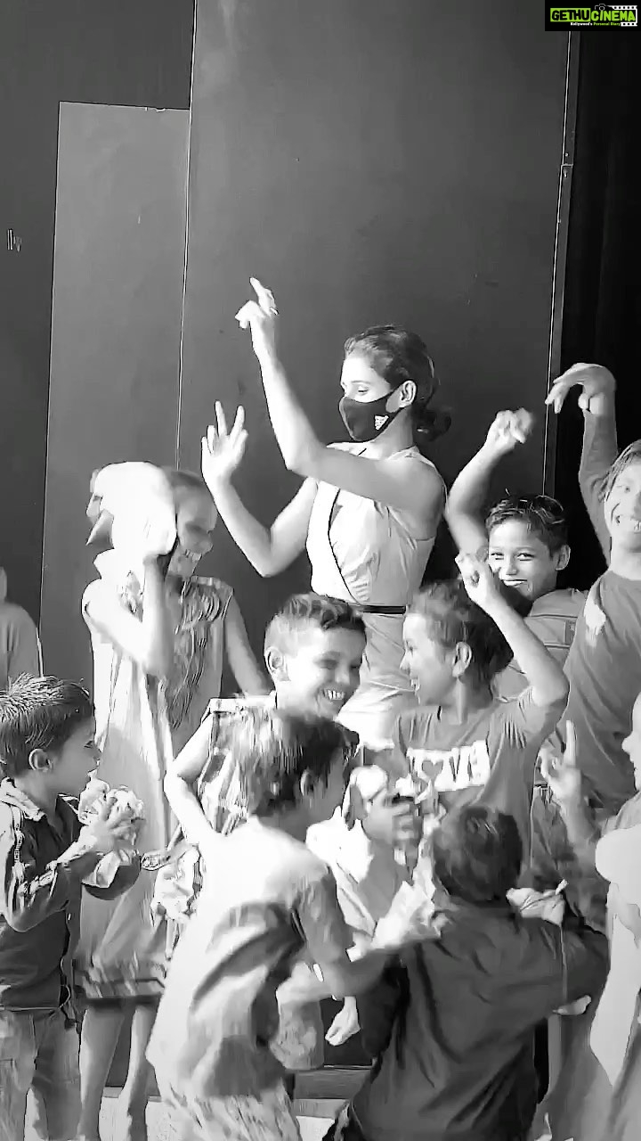 Shakti Mohan Instagram - Starting this year with these awesome kids who always bring unlimited joy 🥳 I wish that I dedicate more time and energy towards their good education and living. Thank you kids for your time 🌷I love you ✨ #behappy #stayblessed