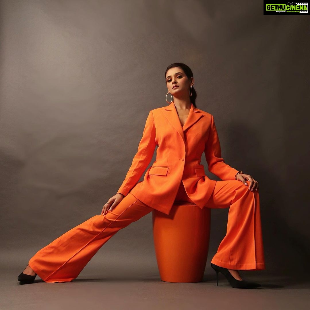 Shakti Mohan Instagram - Knowledge is Power 🧡 Thrilled to announce our new program - Movement and Performance Conservatory (MAPC) MAPC is a 6 month Diploma Program aimed at educating dancers to become professionals in the industry. The program will focus on developing dancers with sound technique, versatility in movement, understanding music, independent approach to creation and distinctive ability. Training under this program involves theoretical and practical classes in all semesters. Students of this program would be appearing for an exam at the end of each semester. Auditions now open! To know more - visit the link in bio #NrityaShakti #MAPC Styled by @isolatednee x @_trishasadh Assisted by @aditi_08_ Outfit @volcape.store Jewellery @blingthingstore Photography by @halkat_photographer @kamble_shailen7