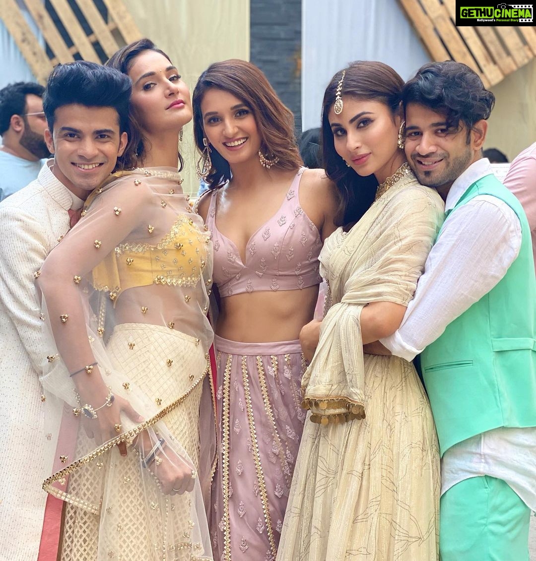 Shakti Mohan Instagram - π₯³ Missing Shaadi vibes π· Yaaaaar... koi toh shaadi karlo π π Had such an amazinggggg time in Pathak-Moony wedding #psenitak Btw, We were the #overdressed girls in this partyπ€«π» @muktimohan @imouniroy π
Ok more importantly tell me, Who do you guys think will be next to get married π€·π»ββοΈπΊ