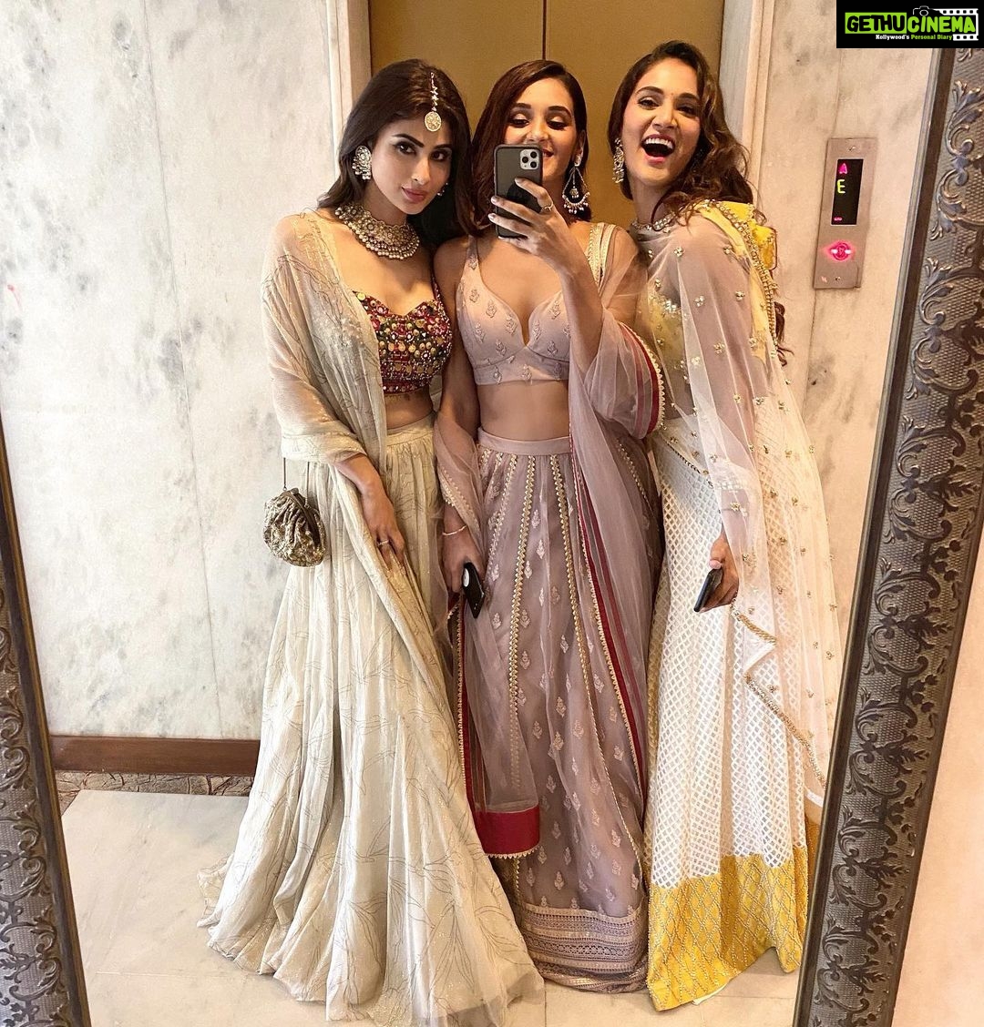 Shakti Mohan Instagram - π₯³ Missing Shaadi vibes π· Yaaaaar... koi toh shaadi karlo π π Had such an amazinggggg time in Pathak-Moony wedding #psenitak Btw, We were the #overdressed girls in this partyπ€«π» @muktimohan @imouniroy π
Ok more importantly tell me, Who do you guys think will be next to get married π€·π»ββοΈπΊ