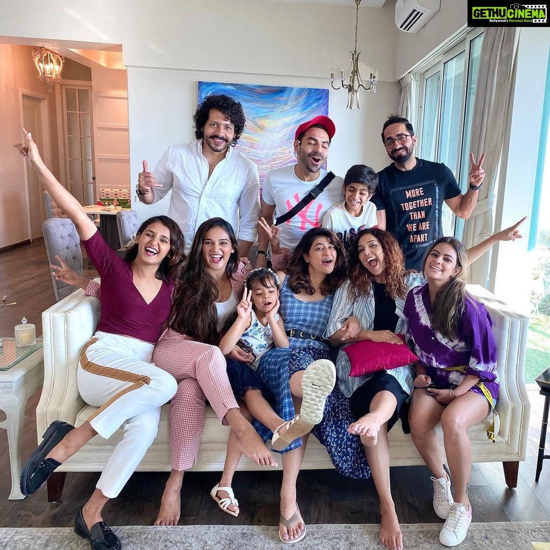 Shakti Mohan Instagram - Khurranas & Mohans ✨ #sunday #familytime @tahirakashyap @ayushmannk @aakritiahuja @aparshakti_khurana @neetimohan18 @nihaarpandya @kmohan12 @muktimohan Viraj & Virushkiii 🎀