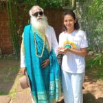 Shakti Mohan Instagram - 🌺 @sadhguru I can’t believe that this happened todayyyyyyy 🤗 I had such a fannnntastic time interacting with the coolest enlightened guru. I could not believe that Sadhguru was talking to me one on one 😍I can’t express how I felt it is beyond words. Unlike the popular thought towards the year 2020 I am really grateful to this year to have given me a new perspective towards life. I finally got the opportunity to take the most important journey in life being,inwards 🙌🏼 Thanks to my best friend Vinti who has been telling me for years but I kept ignoring it because I would go from one project to the other in conquest for more. Fortunately in this lockdown I signed up for the inner Engineering course online and now this week I also got to visit @isha.foundation ashram for the retreat. It is an experience to be felt in this lifetime. I believe there is nothing more important in our lives than to live our life the way we want 🌿 I would highly recommend this course to everyone who believes in experiencing a joyful life. #stayblissed 🌷 Thank you Swami Suyagna, Rajesh Anna and @mahathi_a @vintiidnani for making this happen 🙏🏻 Isha Foundation