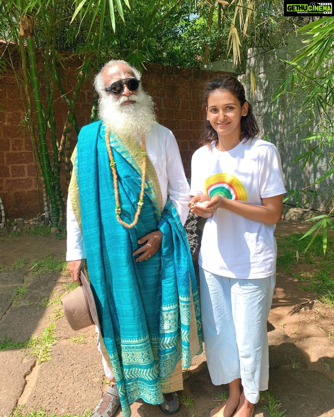 Shakti Mohan Instagram - ๐บ @sadhguru I canโt believe that this happened todayyyyyyy ๐ค I had such a fannnntastic time interacting with the coolest enlightened guru. I could not believe that Sadhguru was talking to me one on one ๐I canโt express how I felt it is beyond words. Unlike the popular thought towards the year 2020 I am really grateful to this year to have given me a new perspective towards life. I finally got the opportunity to take the most important journey in life being,inwards ๐๐ผ Thanks to my best friend Vinti who has been telling me for years but I kept ignoring it because I would go from one project to the other in conquest for more. Fortunately in this lockdown I signed up for the inner Engineering course online and now this week I also got to visit @isha.foundation ashram for the retreat. It is an experience to be felt in this lifetime. I believe there is nothing more important in our lives than to live our life the way we want ๐ฟ I would highly recommend this course to everyone who believes in experiencing a joyful life. #stayblissed ๐ท Thank you Swami Suyagna, Rajesh Anna and @mahathi_a @vintiidnani for making this happen ๐๐ป Isha Foundation